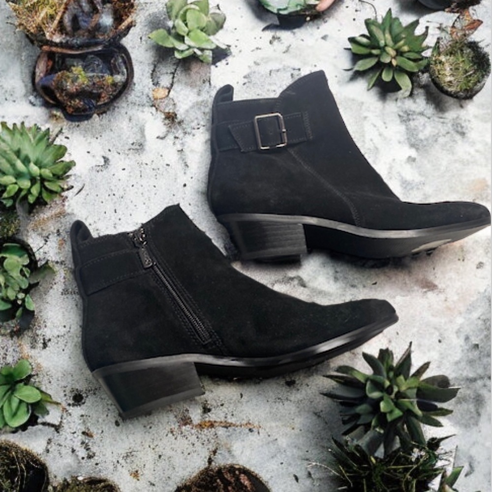 LIKE ✨NEW ✨ BLONDO WATERPROOF SUEDE ANKLE BOOTS WITH BUCKLE SIZE 7M